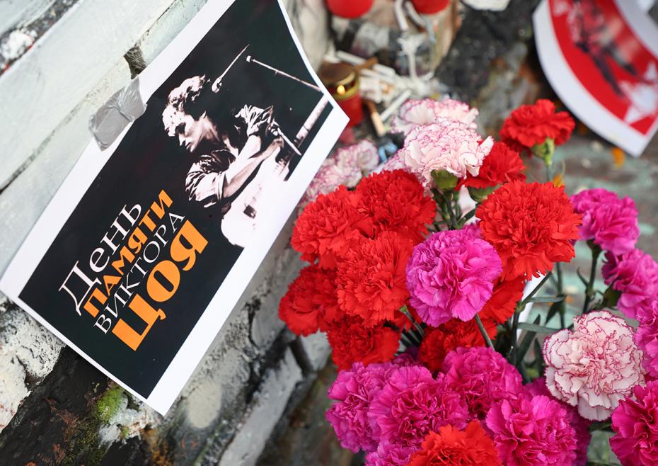Люди у стены Виктора Цоя на Арбате. 15 августа исполняется 35 лет со дня гибели музыканта в автокатастрофе
