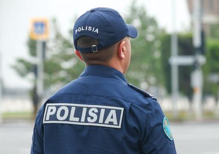 Мужчину едва не убили около отдела полиции