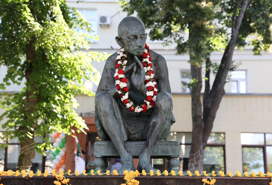 Памятник Ганди в посольстве Индии, Москва