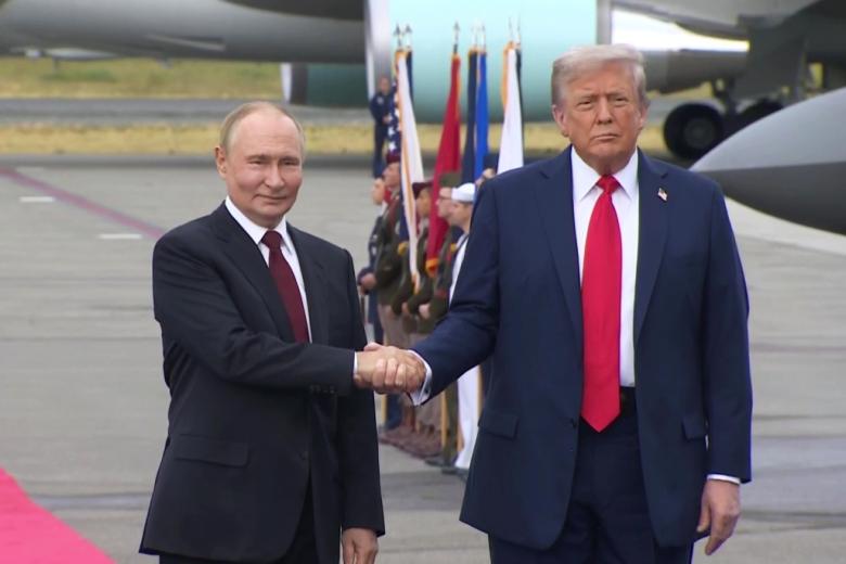 Владимир Путин и Дональд Трамп во время встречи на военной базе Элмендорф-Ричардсон на Аляске
