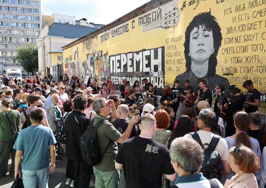 Люди у стены Виктора Цоя на Арбате. 15 августа исполняется 35 лет со дня гибели музыканта в автокатастрофе