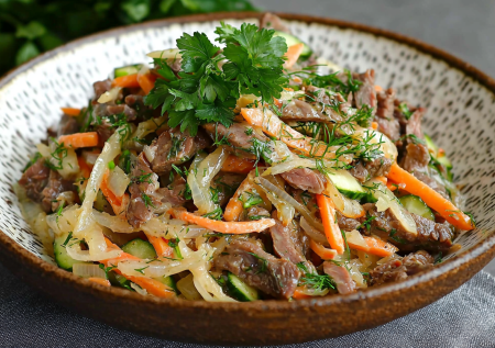 Салат «Ходовой» с печенью и маринованными огурцами! Простой и питательный