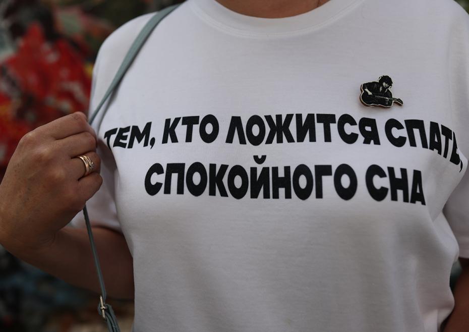 Люди у стены Виктора Цоя на Арбате. 15 августа исполняется 35 лет со дня гибели музыканта в автокатастрофе