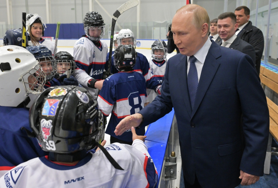 15 августа 2025 года. Президент РФ Владимир Путин во время посещения спортивно-оздоровительного комплекса «Президентский» в Магадане