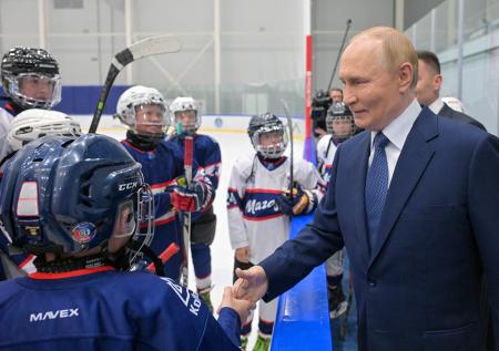 Юный хоккеист показал Путину свои навыки в спорткомплексе «Президентский»