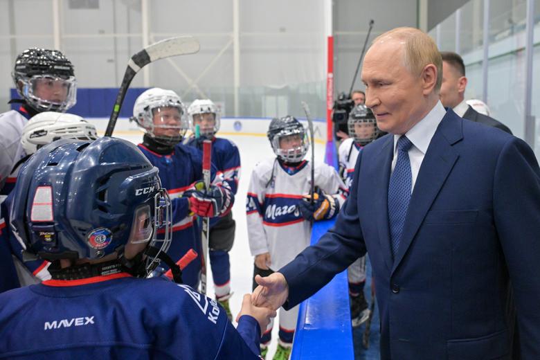 Президент РФ Владимир Путин во время посещения спортивно-оздоровительного комплекса «Президентский» в Магадане