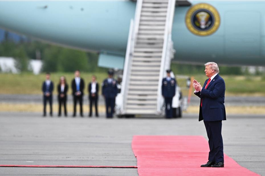Дональд Трамп во время встречи президента РФ Владимира Путина на военной базе Элмендорф-Ричардсон на Аляске