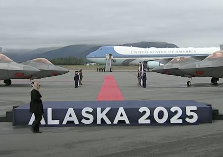 F-22 Raptor вместо караула: как Аляска встретила Путина и делегацию РФ