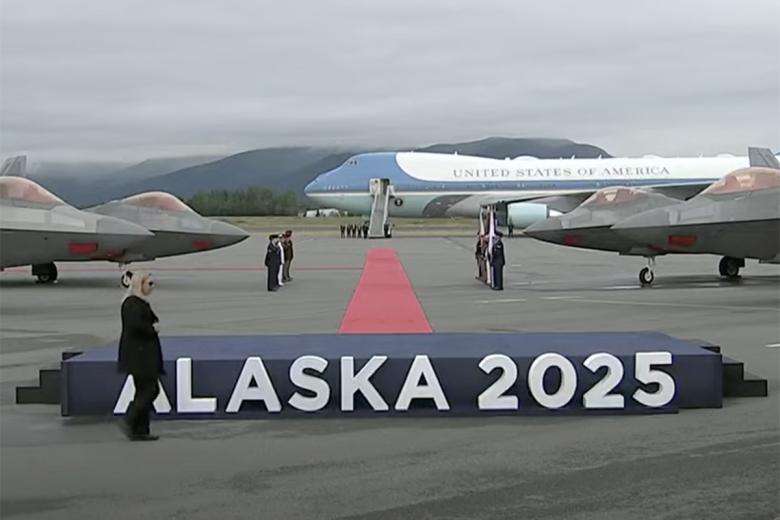 Самолет президента США и истребители пятого поколения F-22 на аэродроме базы Элмендорф-Ричардсон на Аляске, где пройдет церемония встречи президента РФ Владимира Путина и президента США Дональда Трампа