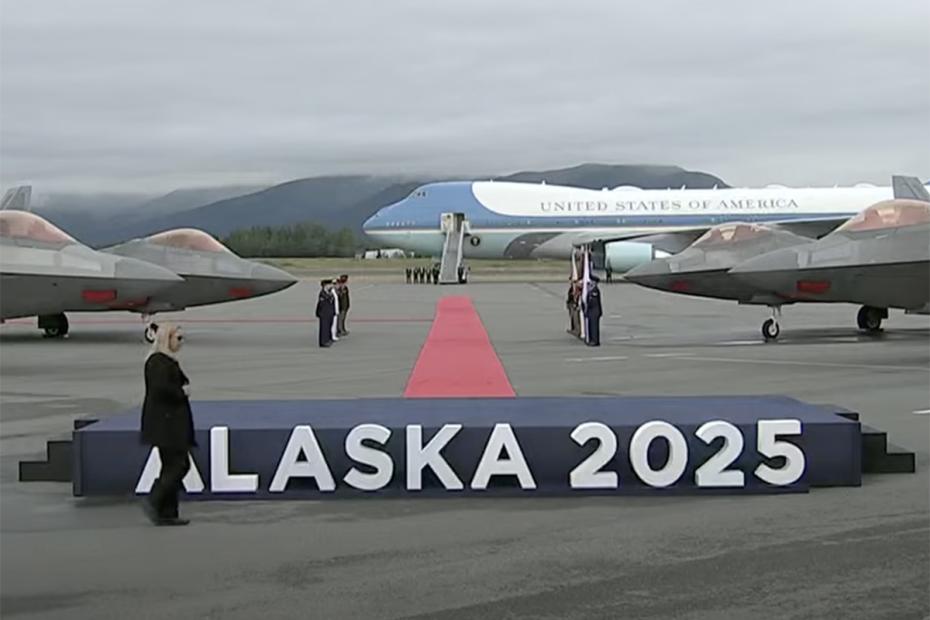 Самолет президента США и истребители пятого поколения F-22 на аэродроме базы Элмендорф-Ричардсон на Аляске, где пройдет церемония встречи президента РФ Владимира Путина и президента США Дональда Трампа