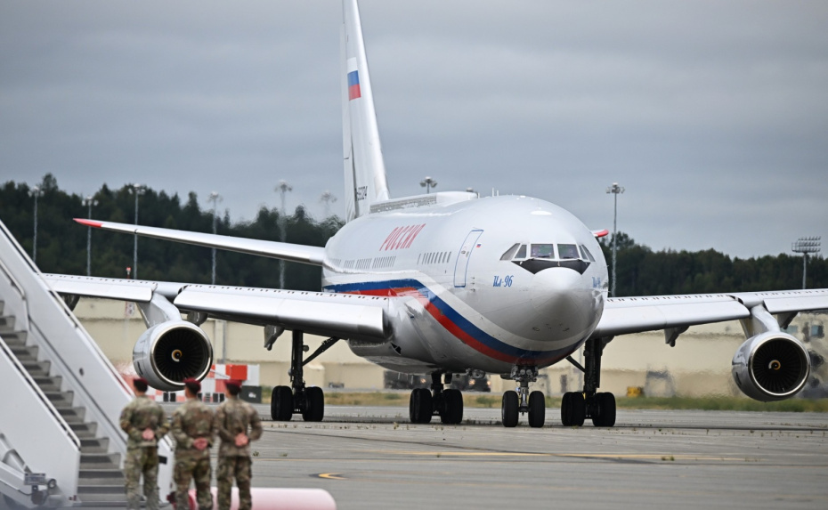 Самолет президента России Владимира Путина на аэродроме базы Элмендорф-Ричардсон на Аляске