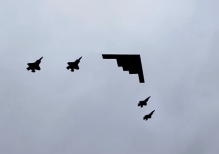 Найден ответ, почему Трамп встретил Путина бомбардировщиком B-2 Spirit