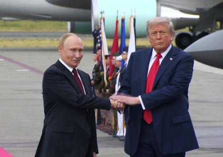 Путин и Трамп пожали друг другу руки при встрече