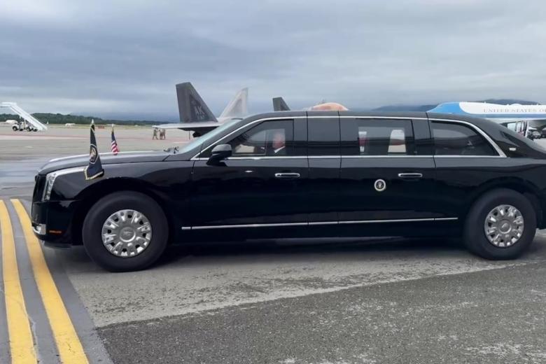 Кортеж Дональда Трампа на аэродроме базы Элмендорф-Ричардсон на Аляске