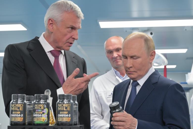 Президент РФ Владимир Путин и  губернатор Магаданской области Сергей Носов (слева) во время посещения завода «Омега-Си» в Магадане
