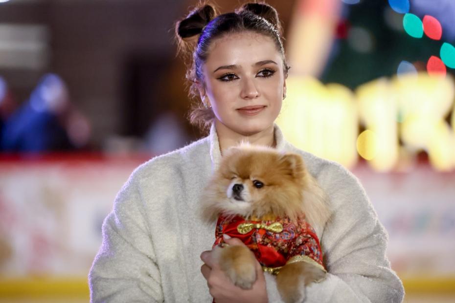 Камила Валиева после выступления на открытии сезона ГУМ-Катка на Красной площади