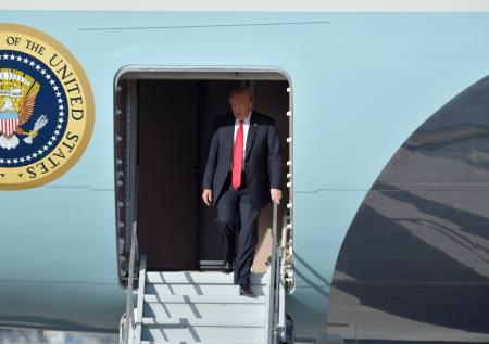 Вылет Трампа на встречу с Путиным попал на видео