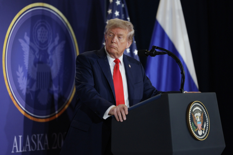 Президент США Дональд Трамп во время совместной с президентом РФ Владимиром Путиным пресс-конференции по итогам переговоров на Аляске
