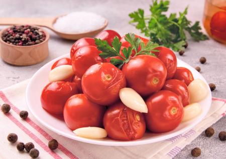 Вкусные маринованные помидоры на зиму: советы, лайфхаки, 10 лучших рецептов