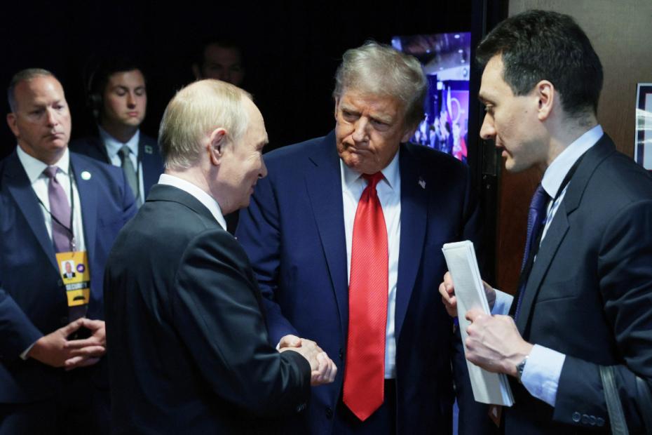 Владимир Путин и Дональд Трамп после пресс-конференции по итогам переговоров на Аляске