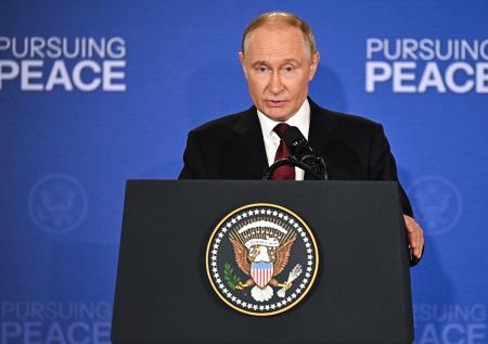 Профайлер проанализировал речь и жесты Путина на переговорах с Трампом
