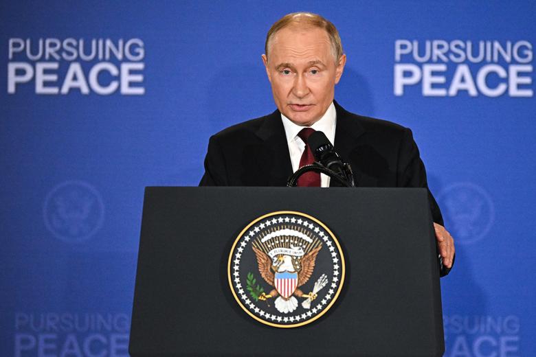 Президент России Владимир Путин во время пресс-конференции по итогам встречи с президентом США Дональдом Трампом на Аляске