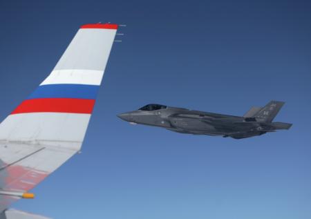 Появились кадры сопровождения борта Путина истребителями F-22