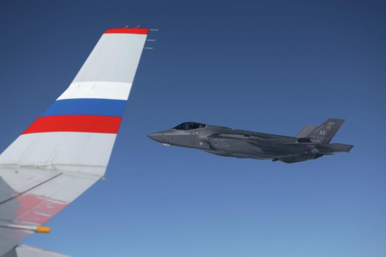 Американские истребители F-22 сопровождают самолет президента РФ Владимира Путина после саммита России и США на Аляске