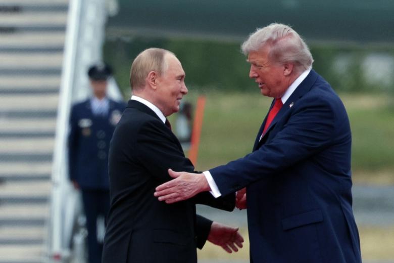 Владимир Путин и Дональд Трамп во время встречи на военной базе Элмендорф-Ричардсон на Аляске
