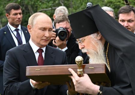 Священник объяснил значение подаренной Путиным на Аляске иконы