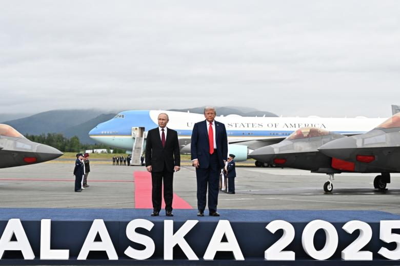 Президент РФ Владимир Путин и президент США Дональд Трамп во время встречи на военной базе Элмендорф-Ричардсон на Аляске