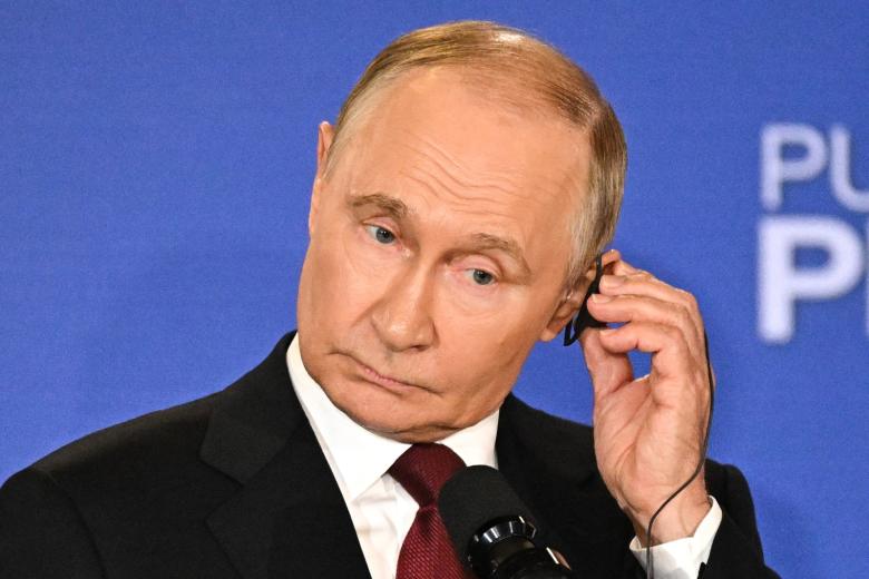 Владимир Путин во время пресс-конференции по итогам встречи с президентом США Дональдом Трампом на территории военной межвидовой базы ВС США Элмендорф-Ричардсон