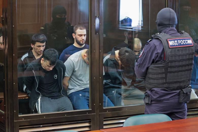 Обвиняемые перед началом заседания по рассмотрению уголовного дела о теракте в концертном зале «Крокус Сити Холл»