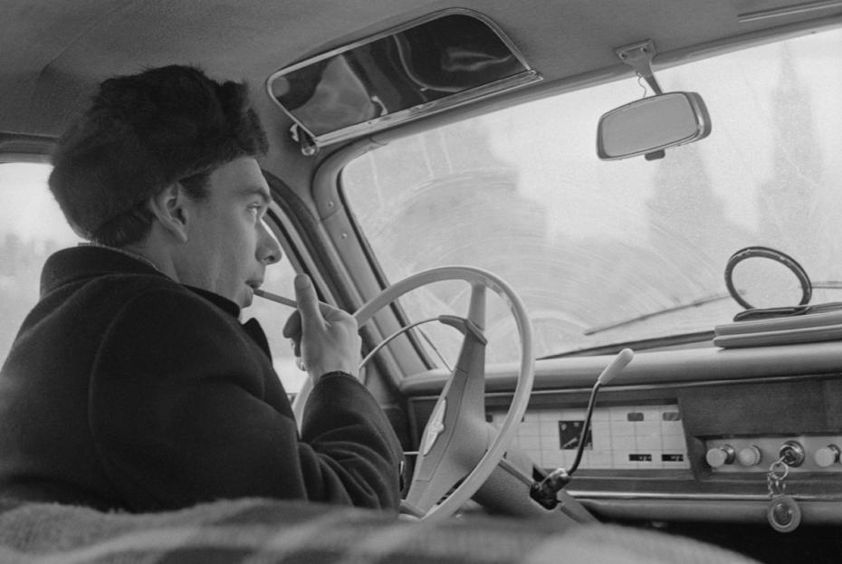 Алексей Баталов в салоне своего автомобиля, 1964 год