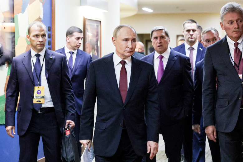Владимир Путин, Дмитрий Песков и Юрий Ушаков после встречи с президентом США Дональдом Трампом на территории совместной военной базы ВВС и Сухопутных войск США Элмендорф-Ричардсон.