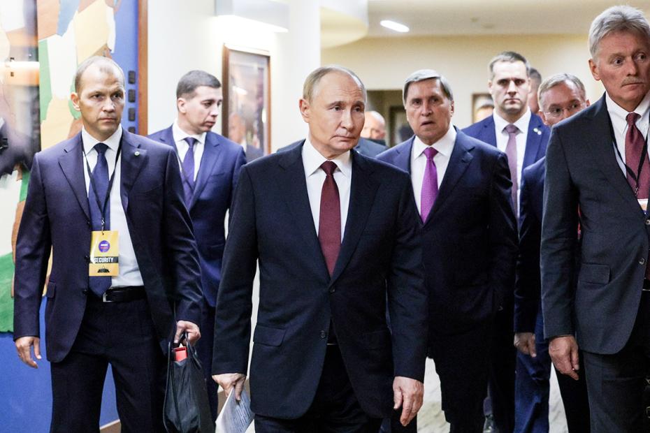 Владимир Путин, Дмитрий Песков и Юрий Ушаков после встречи с президентом США Дональдом Трампом на территории совместной военной базы ВВС и Сухопутных войск США Элмендорф-Ричардсон.