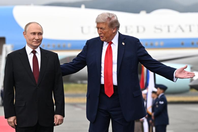 Президент РФ Владимир Путин и президент США Дональд Трамп во время встречи на военной базе Элмендорф-Ричардсон на Аляске
