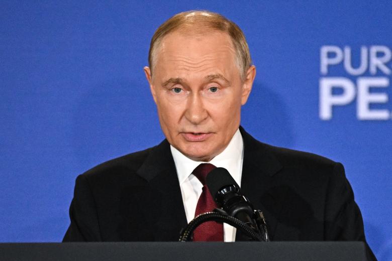 Владимир Путин во время пресс-конференции по итогам встречи с президентом США Дональдом Трампом на территории военной межвидовой базы ВС США Элмендорф-Ричардсон