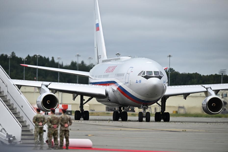 Самолет президента России Владимира Путина на аэродроме базы Элмендорф-Ричардсон на Аляске