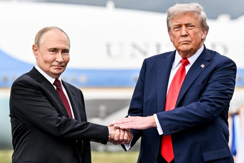 Владимир Путин и Дональд Трамп во время встречи на военной базе Эльмендорф-Ричардсон на Аляске