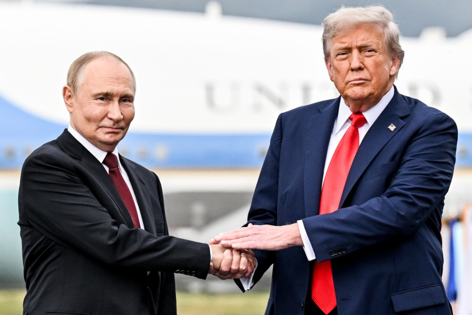 Владимир Путин и Дональд Трамп во время встречи на военной базе Элмендорф-Ричардсон на Аляске