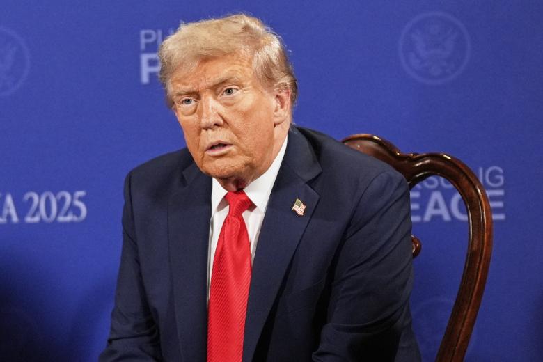 Дональд Трамп во время переговоров с президентом России Владимиром Путиным в формате «три на три» на территории военной базы Элмендорф-Ричардсон в рамках саммита