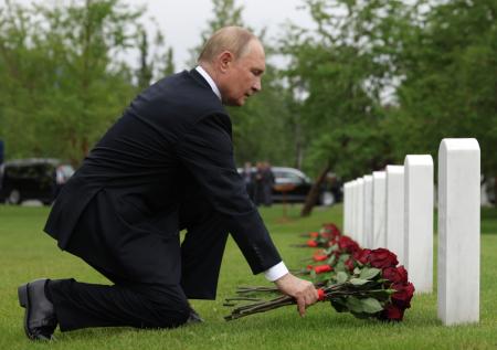 Путин возложил цветы к могилам советских летчиков на Аляске