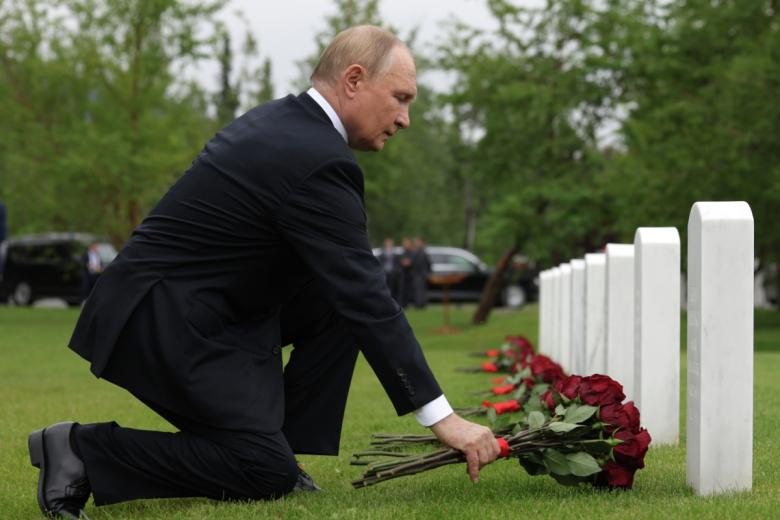 Президент РФ Владимир Путин возлагает цветы к могилам советских воинов на мемориальном кладбище Форт-Ричардсон на Аляске