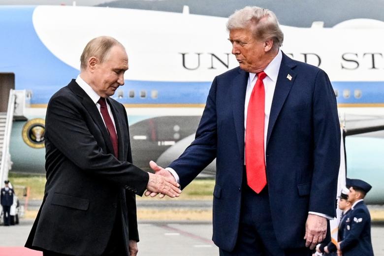 Владимир Путин и Дональд Трамп во время встречи на территории аэропорта