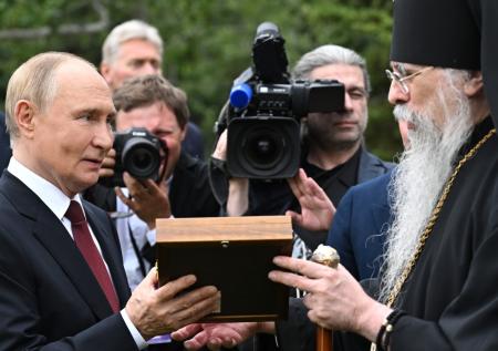 Священник раскрыл значение икон, которые Путин подарил на Аляске