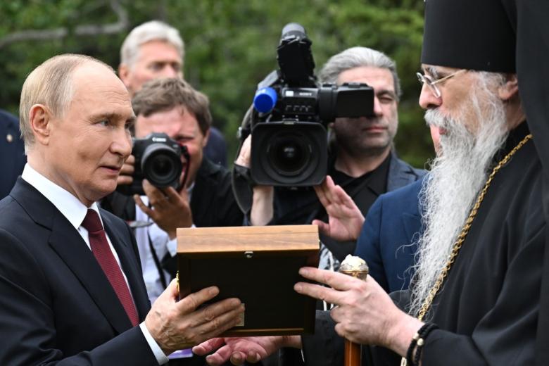Владимир Путин подарил архиепископу Ситкинскому и Аляскинскому Алексию икону преподобного Германа Аляскинского — православного покровителя Америки