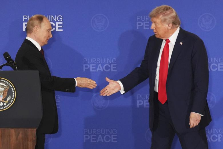 Дональд Трамп и Владимир Путин  во время пресс-конференции по итогам переговоров на территории военной базы Элмендорф — Ричардсон