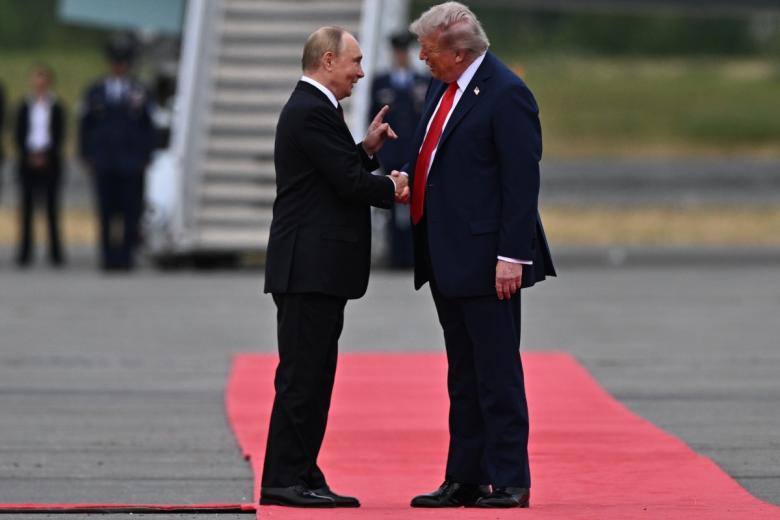 Владимир Путин и Дональд Трамп во время встречи на военной базе Элмендорф-Ричардсон на Аляске
