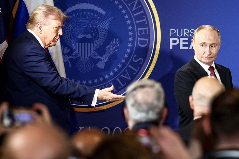 Владимир Путин и Дональд Трамп  перед началом пресс-конференции по итогам встречи на территории военной межвидовой базы ВС США Элмендорф-Ричардсон